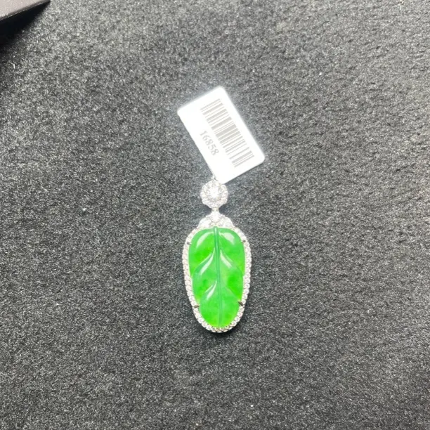 天然翡翠满绿叶子