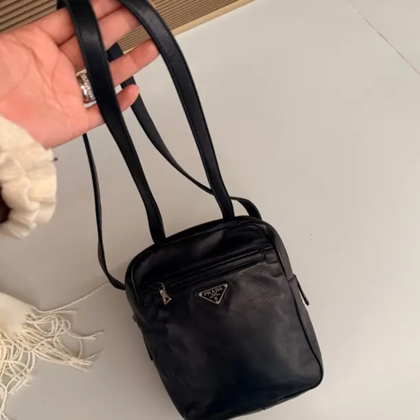 95新 Prada/普拉达 普拉达三角标黑银双肩包潮流简约百搭黑色时尚