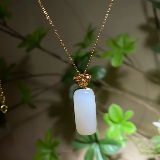 【橦芯珠宝】18K金镶嵌和田玉无事牌吊坠