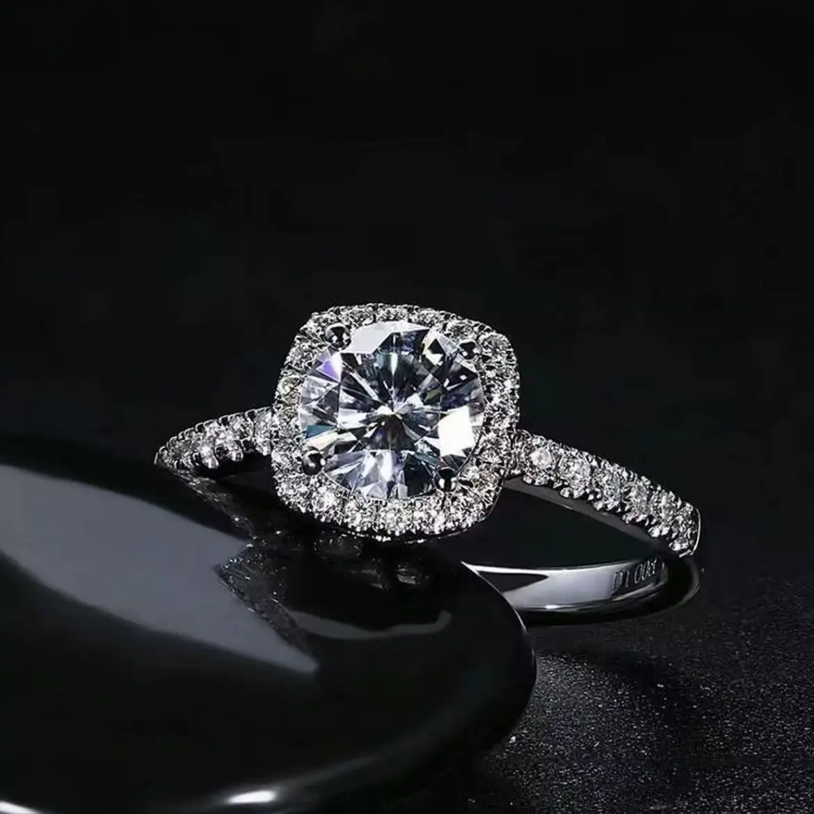 925银莫桑石戒指 925银莫桑石 【公主方包】简约设计女戒