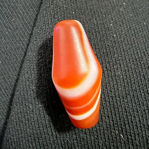 只买单纯的吊坠，没带链子，属的性质。吊坠 藏式小红红勒子吊坠配饰