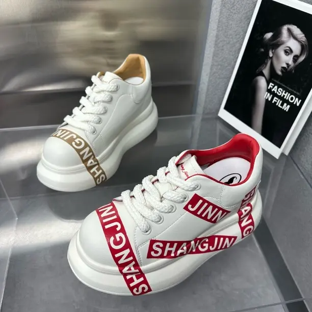 时尚厚底板鞋女2026春新款字母运动休闲鞋真皮小个增高小白鞋洋气