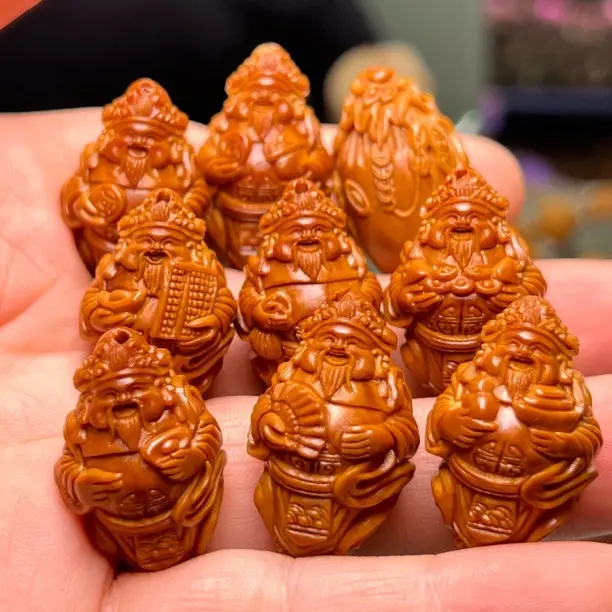 2.0橄榄核雕刻飘带财神雕工精美