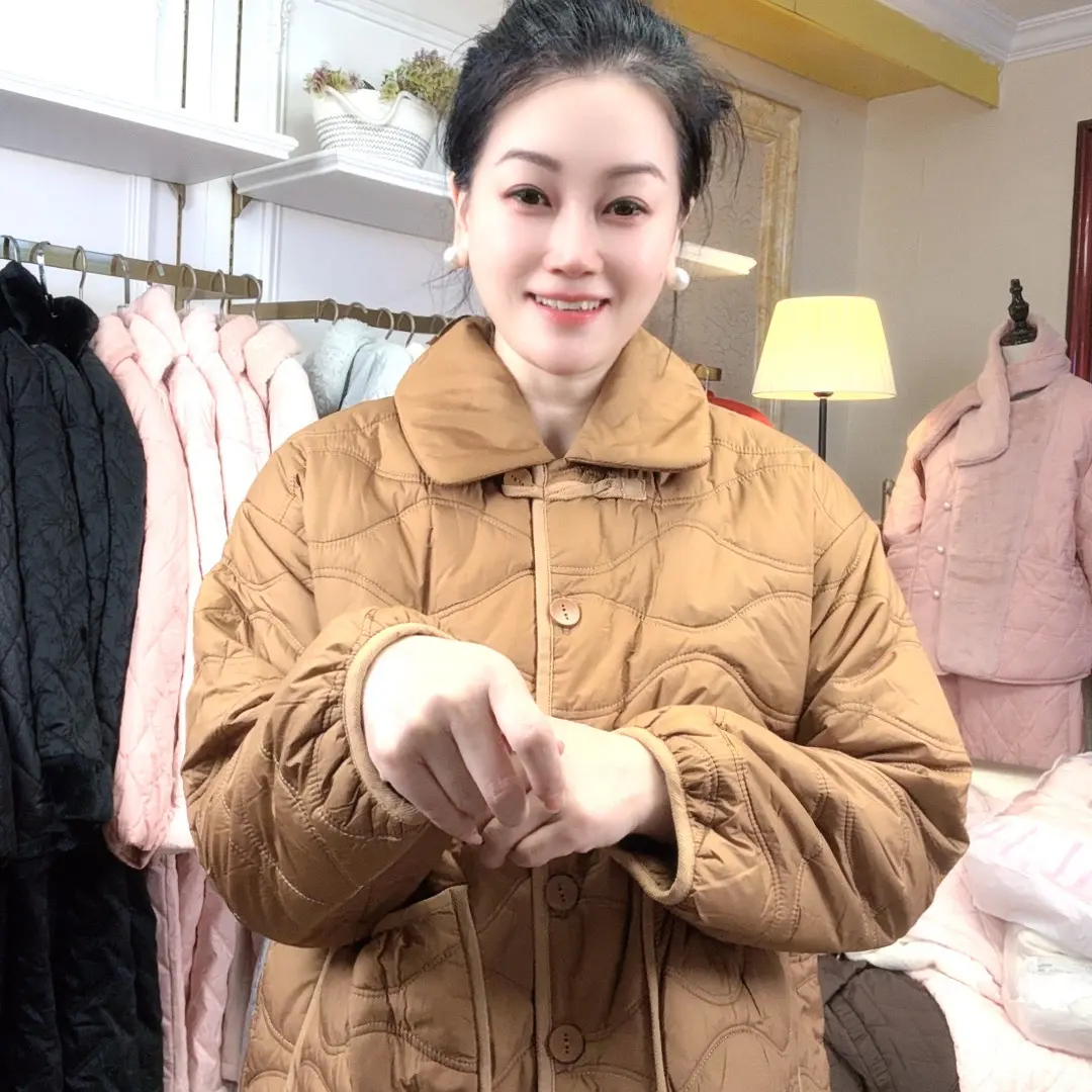 【诺曼蒂克】春亚纺女款翻领时尚可外穿轻薄不臃肿家居服247311