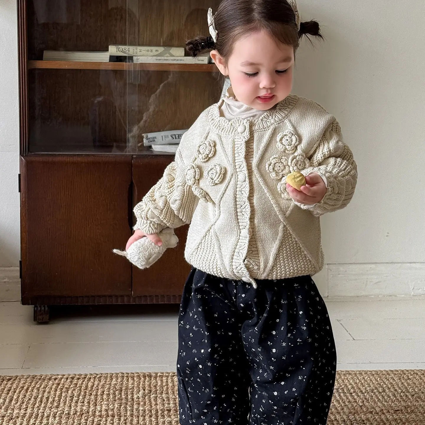 蔗梨女宝冬季单排扣韩版花朵毛衣碎花裤套装