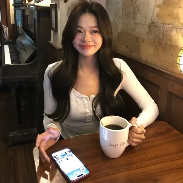 陈椿儿  亨利基础U领弹力修身长袖T恤