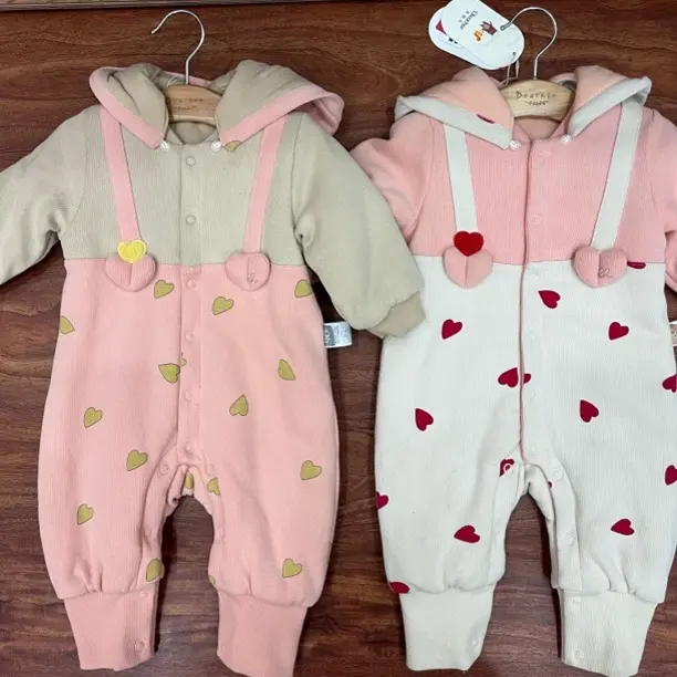 宝宝66码夹棉连体哈衣，保暖外出必备，帽子可脱卸，特价不退不换！