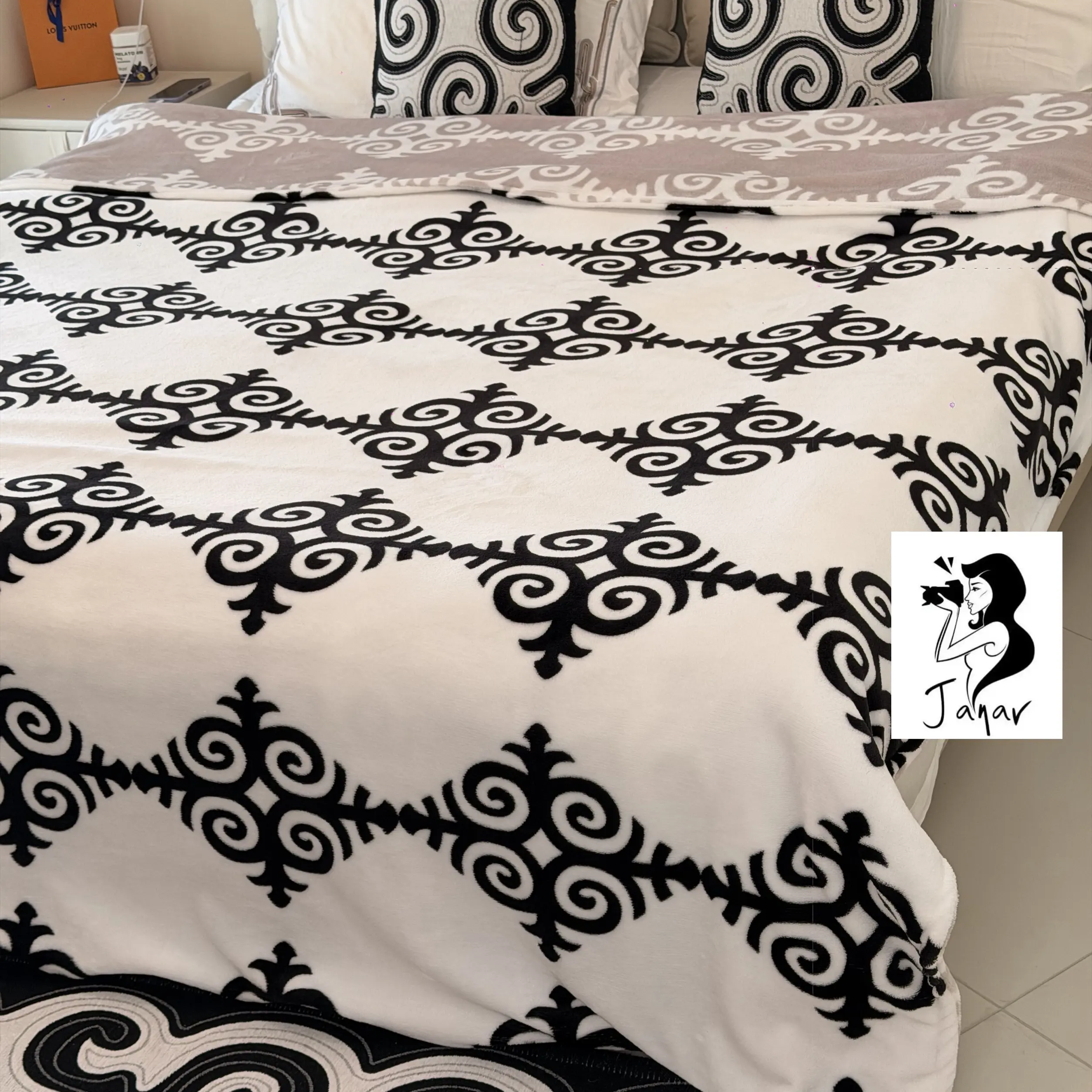 230×200cm哈萨克民族毛毯加厚保暖双面可用一面是黑白色一面米色