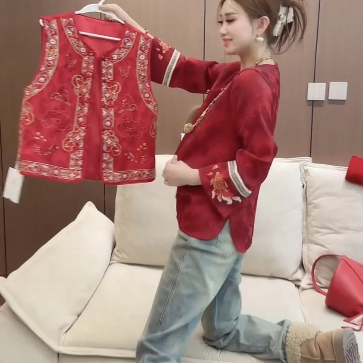 中式重工刺绣提花红色马甲上衣新中式国风网红时尚女士春季拜年服