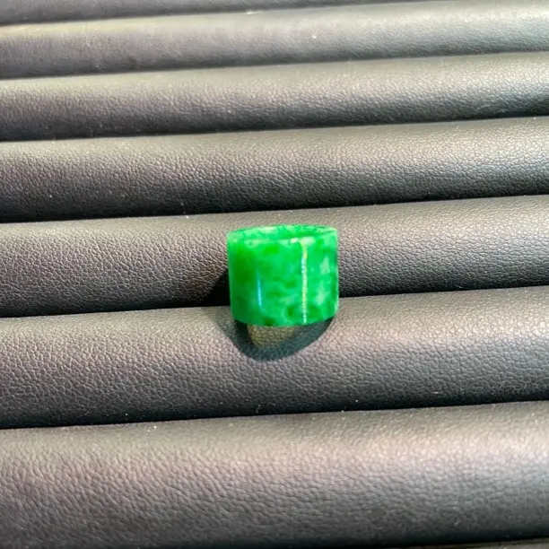 满绿色路路通天然缅甸翡翠吊坠尺寸13.7、10.2、2.8