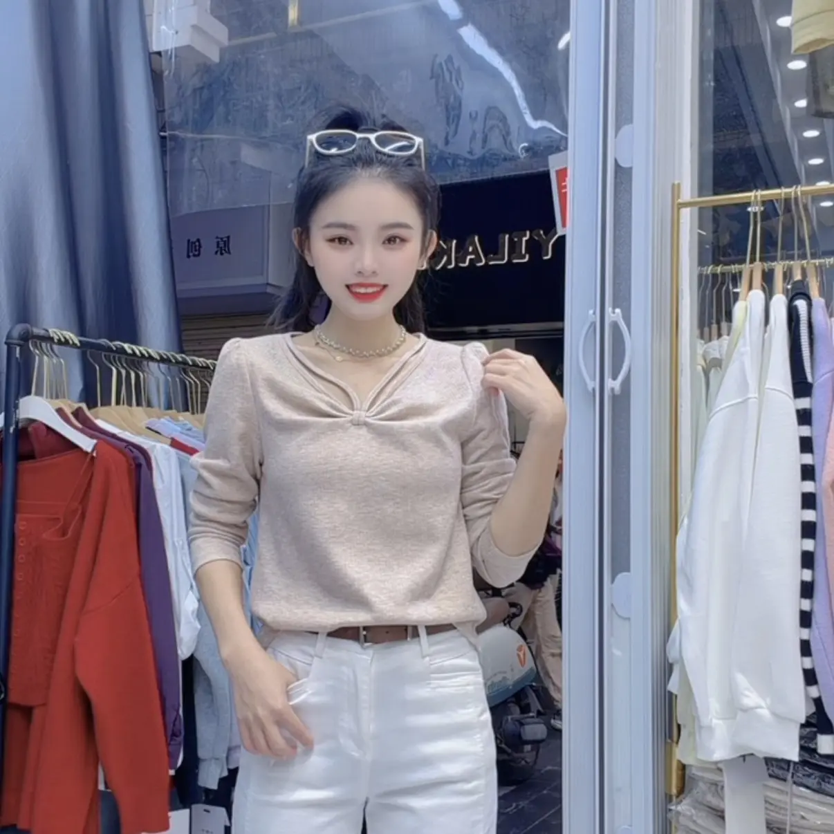 《盈盈家》新款冬季重工带钻V领长袖显瘦百搭洋气减龄上衣