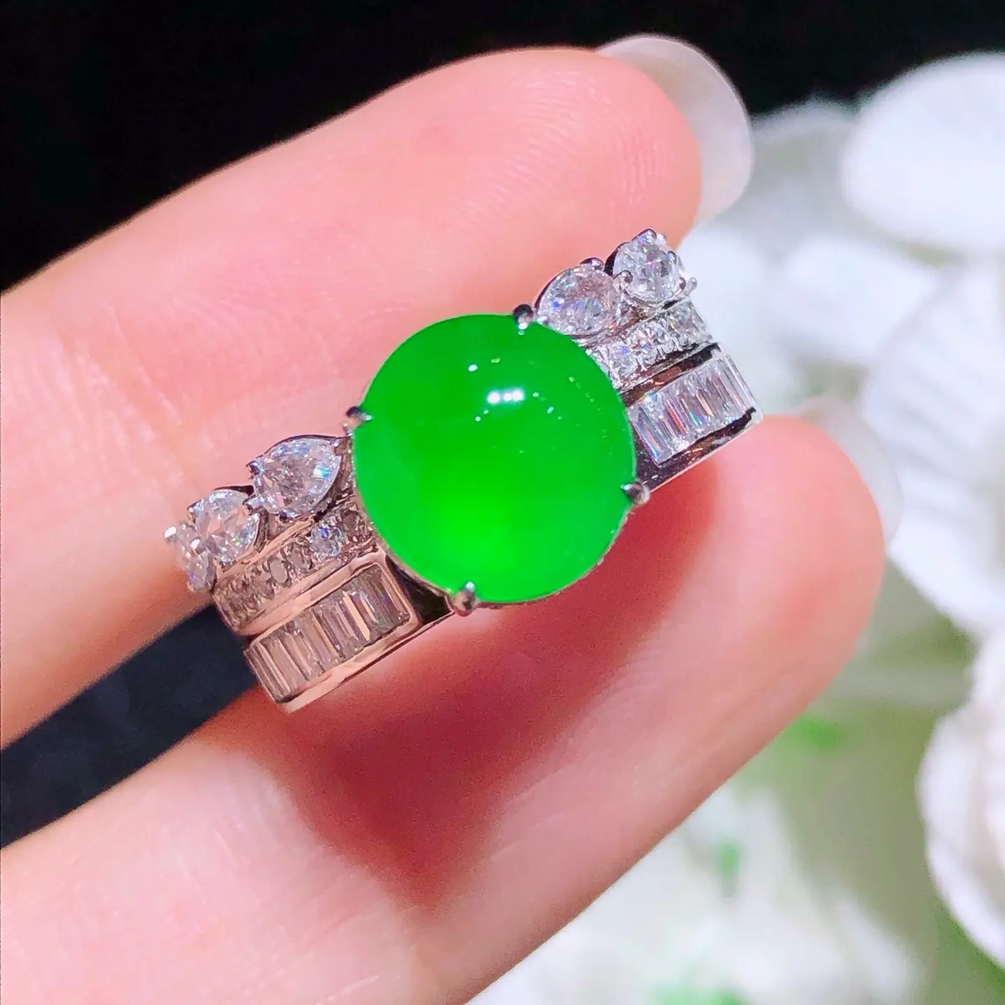 天然缅料A货翡翠阳绿蛋面戒指时尚百搭18K金镶钻