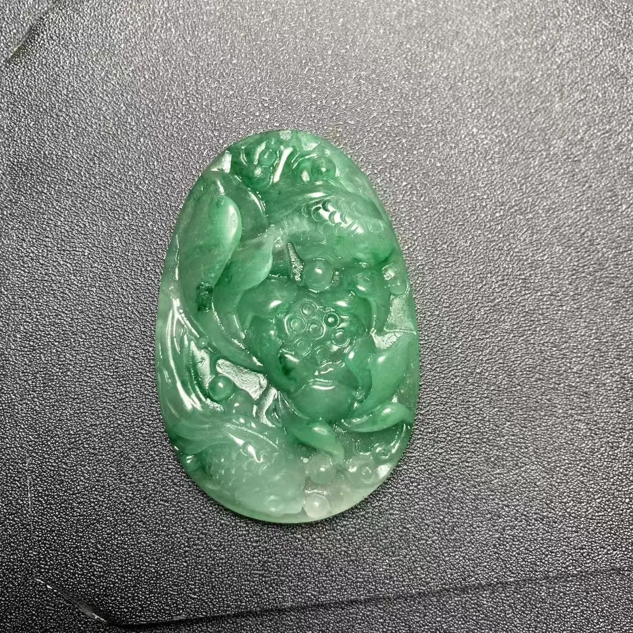 天然非洲翠独龙玉精雕荷叶鱼吊坠挂件