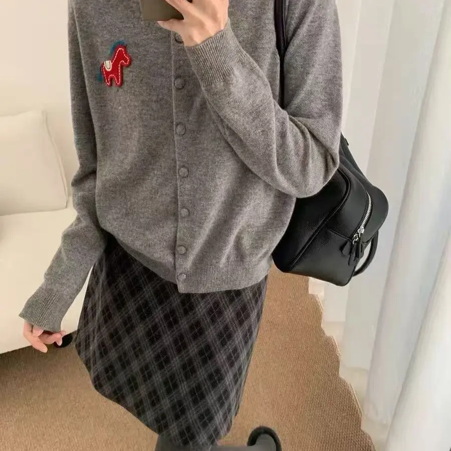 2025新款圆领小马刺绣纯色百搭毛衣25381