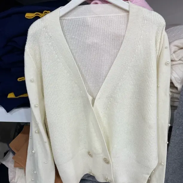 秋冬白色珍珠袖子v领开衫