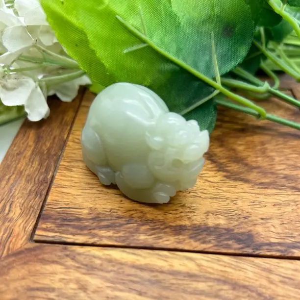 手工雕刻生肖猪玉质温润细腻未镶嵌颈饰