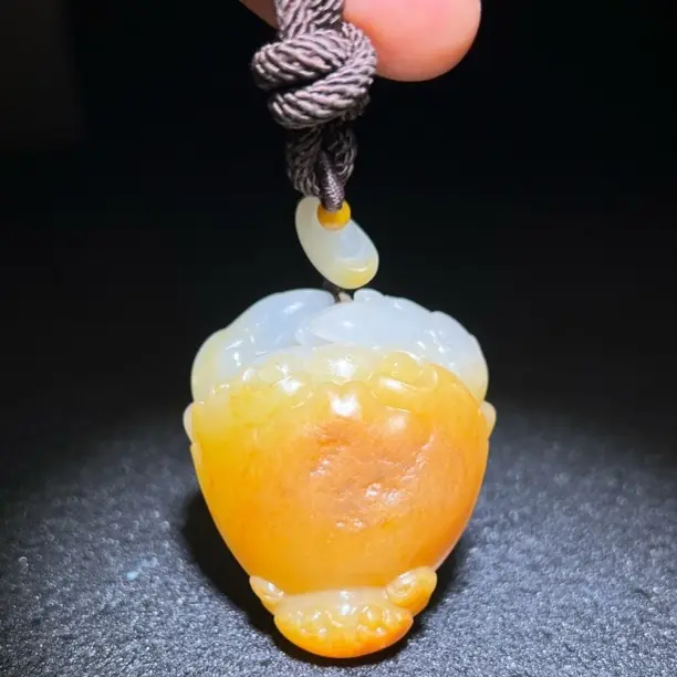 和田玉沁色手把件八方来财