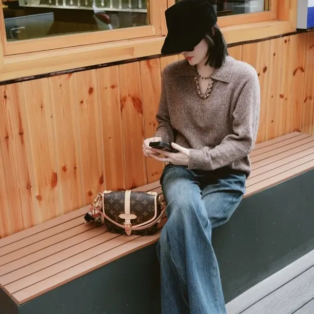 俪妍冬款咖驼色慵懒造型显瘦毛衫