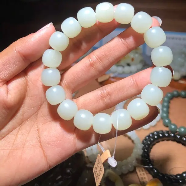 新疆和田玉洒金皮高青白卡12老型手串