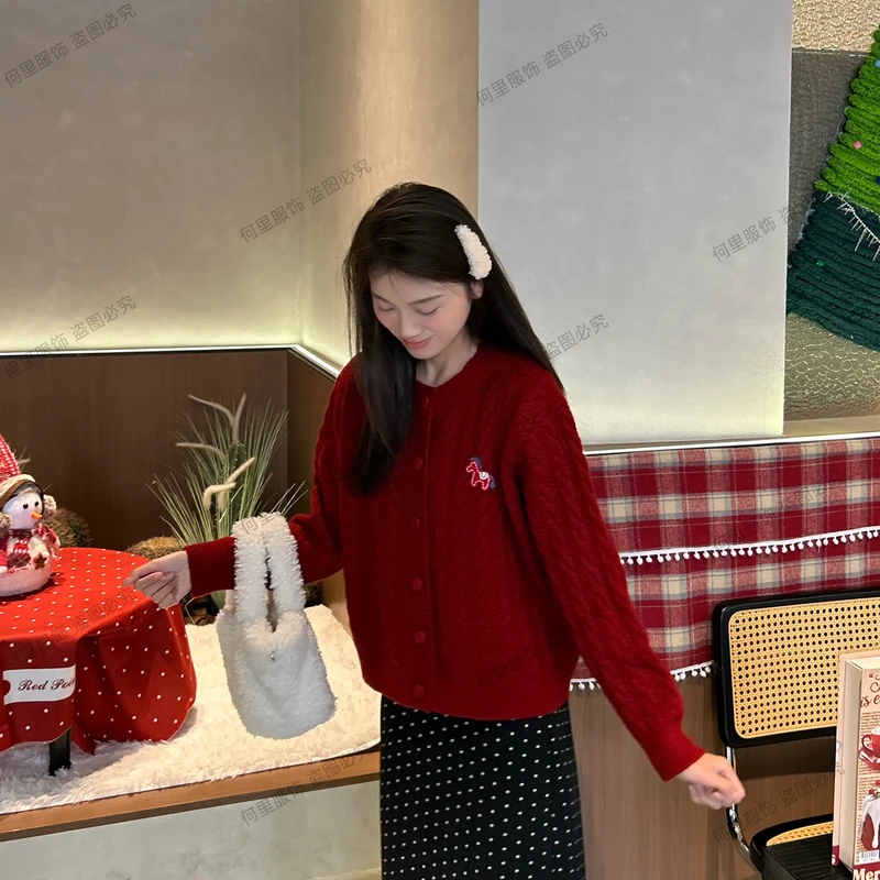 【幸运马】秋冬新年款法式提花设计师麻花彩色包扣针织开衫毛上衣女