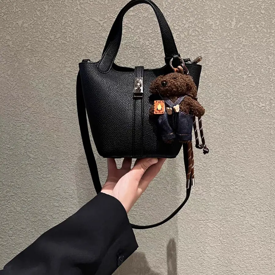 新款时尚百搭高级质感软皮手提斜挎女士水桶包