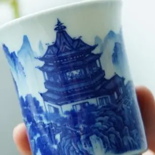 寻山晓隐明涛亲绘岳阳楼手握杯