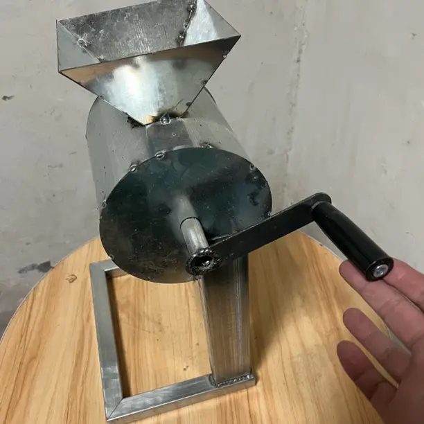 新款手摇式家用花生脱壳机便捷剥壳神器