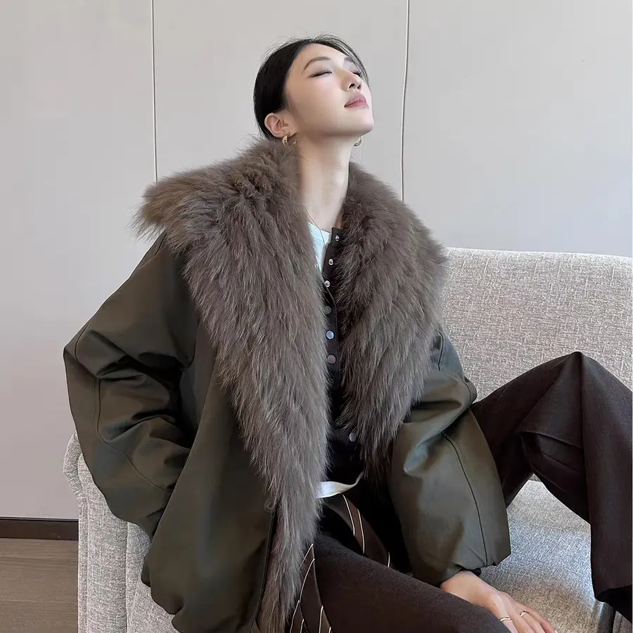 「绿光森语」2025冬季新款羽绒狐狸毛海军领派克服
