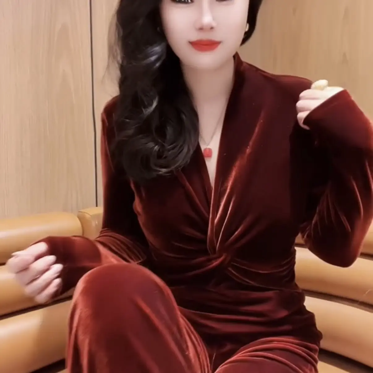 春秋季洋气减龄百搭显白丝绒显瘦上衣小衫女阔腿裤套装两件套红色