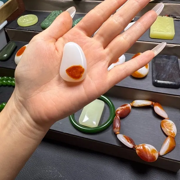 只买单纯的吊坠，没带链子，属的性质。吊坠 原石精美吊坠件观赏佳品