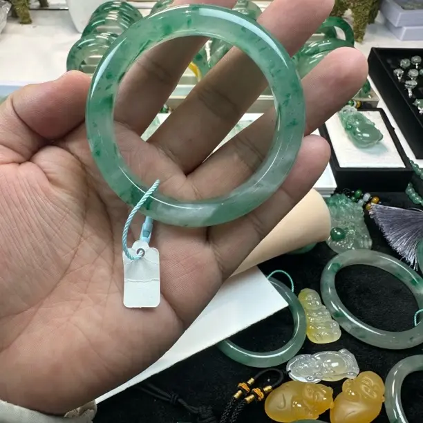 天然冰透飘花翠玉镯女款浅绿石英质玉贵妃