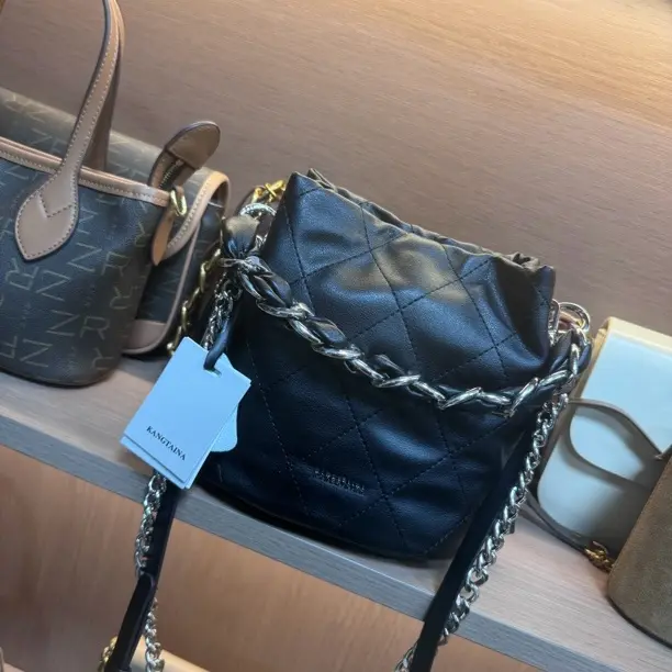 新款小众设计四季百搭女士单肩斜挎水桶包