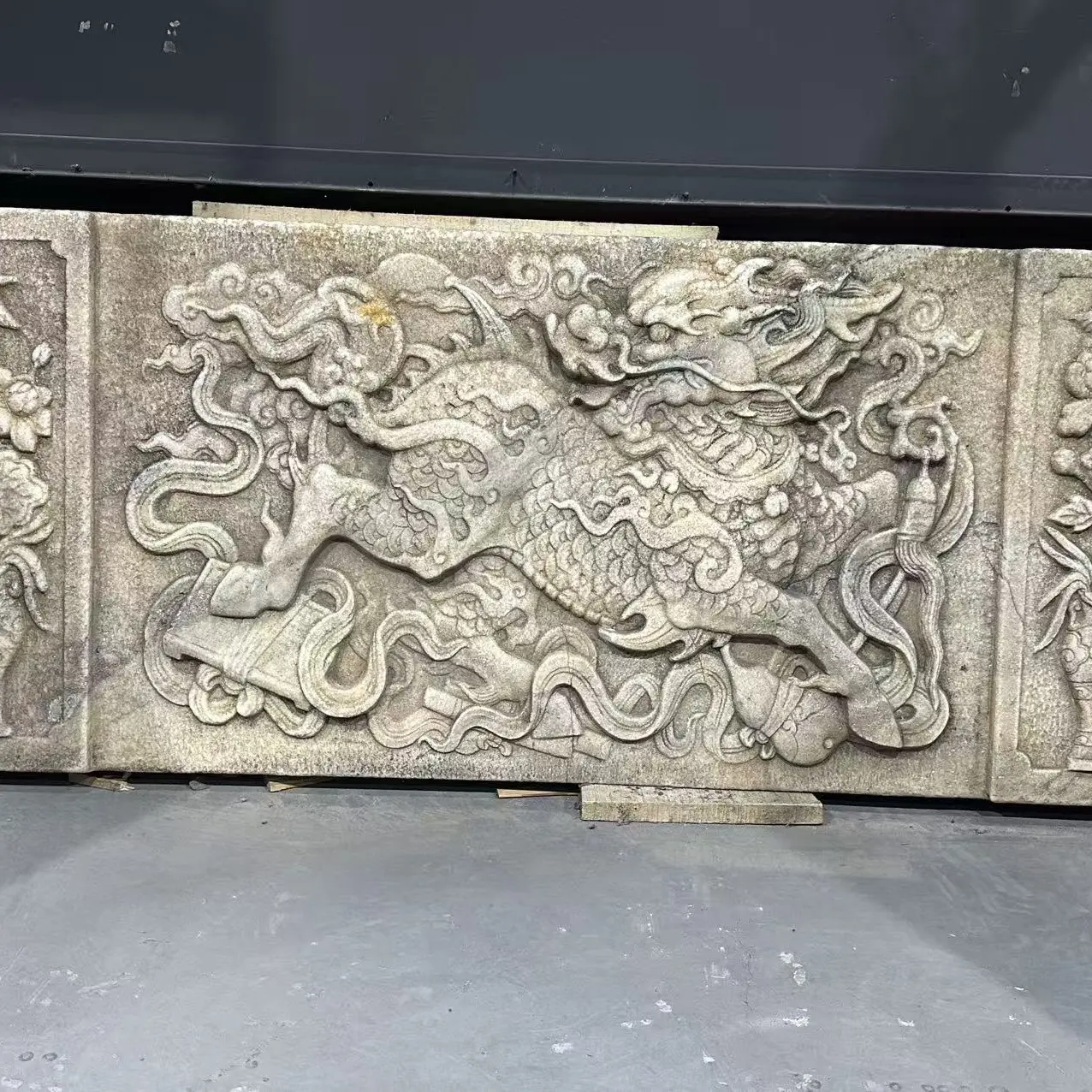 汉白玉麒麟石板高浮雕