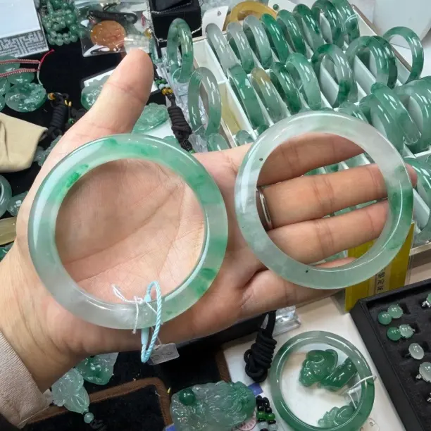 高冰飘花女士石英质玉非洲翠手镯