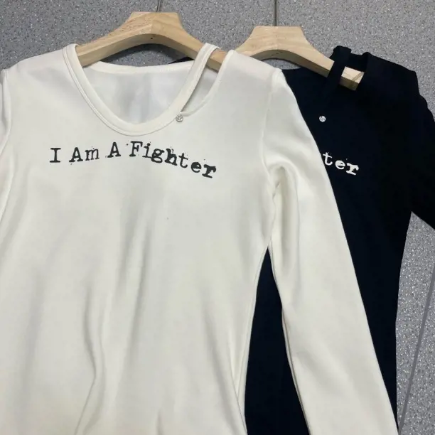 【大欣家】2699「纯欲风」U领铆钉印花字母休闲长袖打底衫