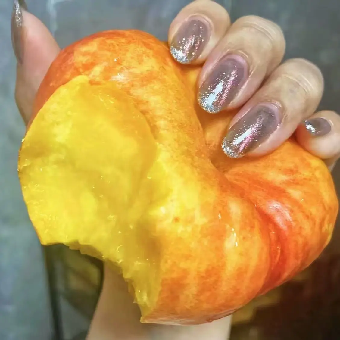 山东蒙阴彩虹油蟠桃香甜多汁新鲜夏日应季水果