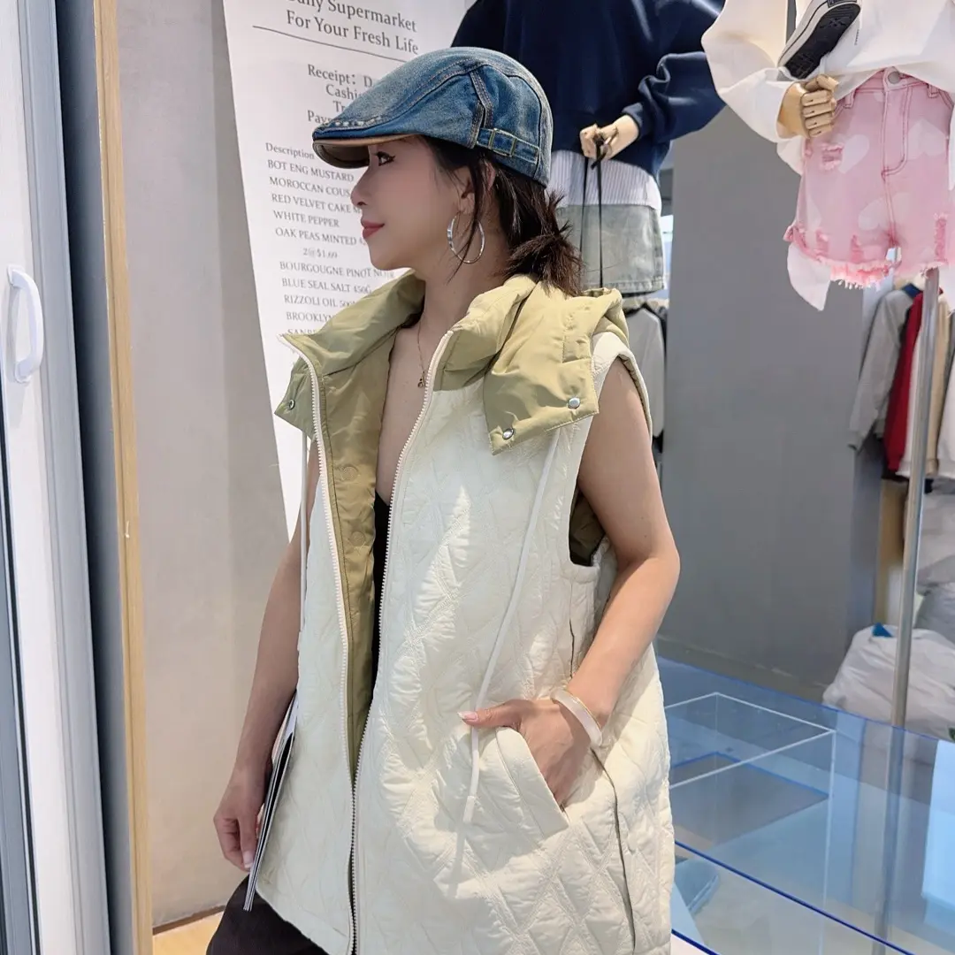 妃儿红3822冬季爆款高级感时尚通勤风菱格轻暖连帽棉服马甲女