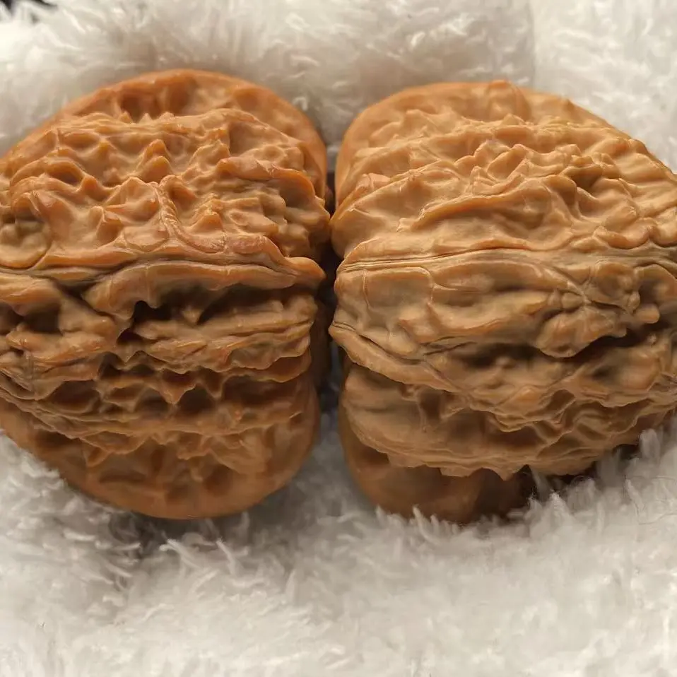 三角白核桃手把件