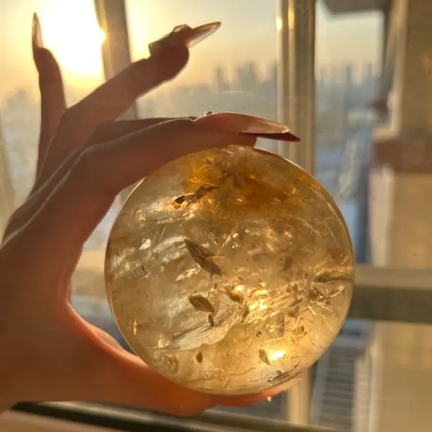 100%纯天然黄水晶球，爆彩阿赛、黄胶花飘带