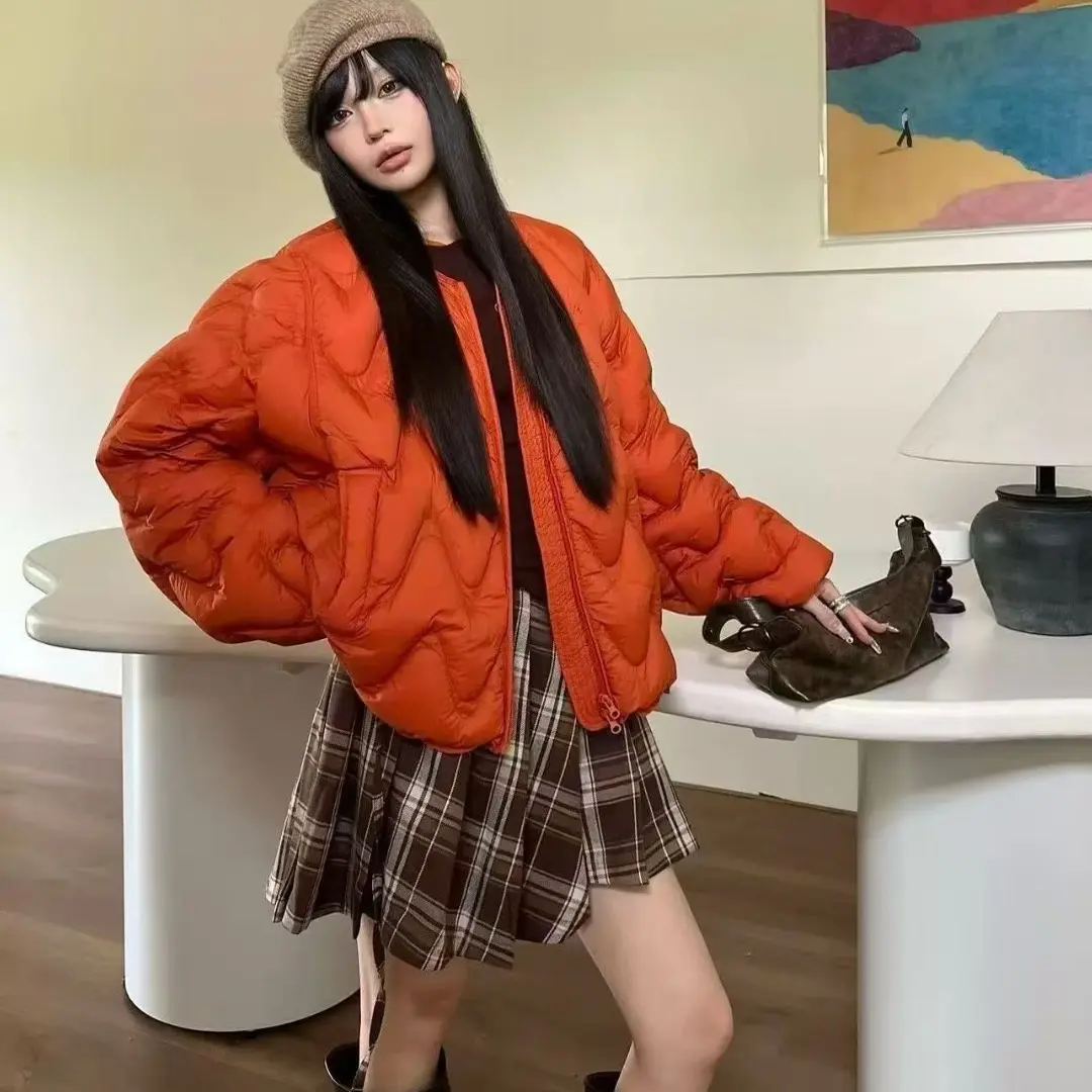 梦小小女装2025冬新款圆领落肩蝙蝠袖波浪纹设计羽绒服外套90白鸭