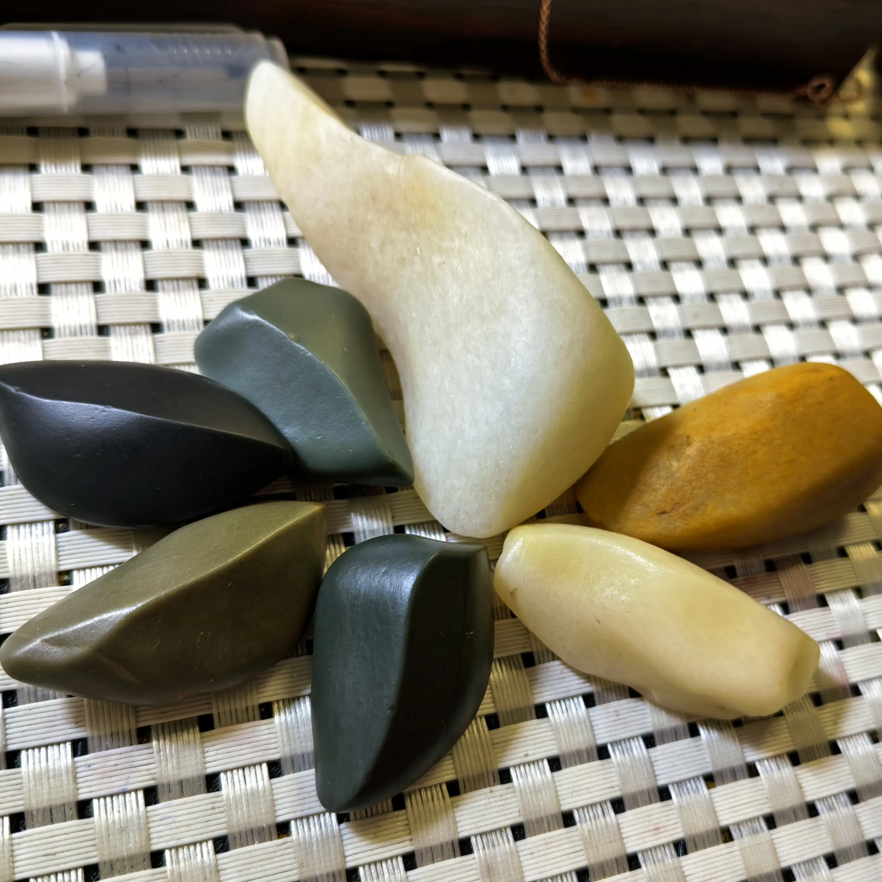 直播间选购新疆五彩戈壁石盆景石摆件