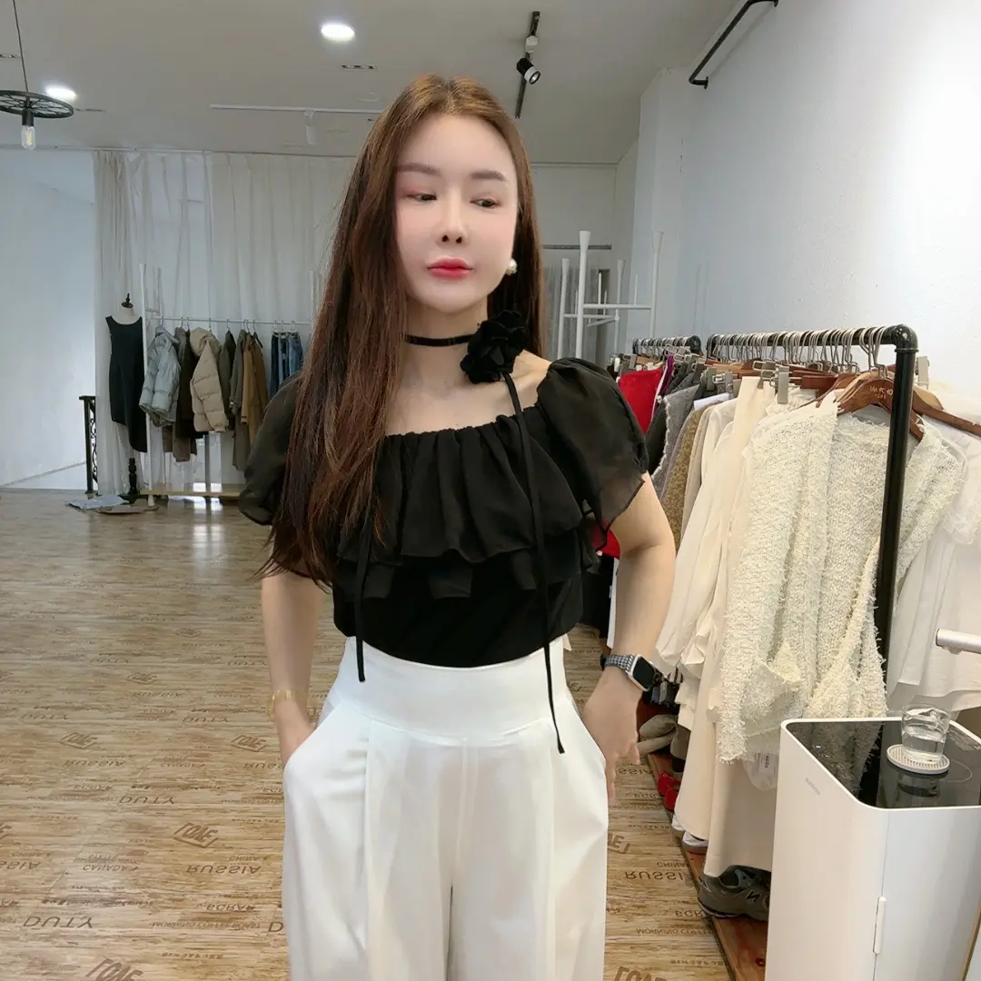 时尚黑色一字肩上衣搭配高腰白色阔腿裤