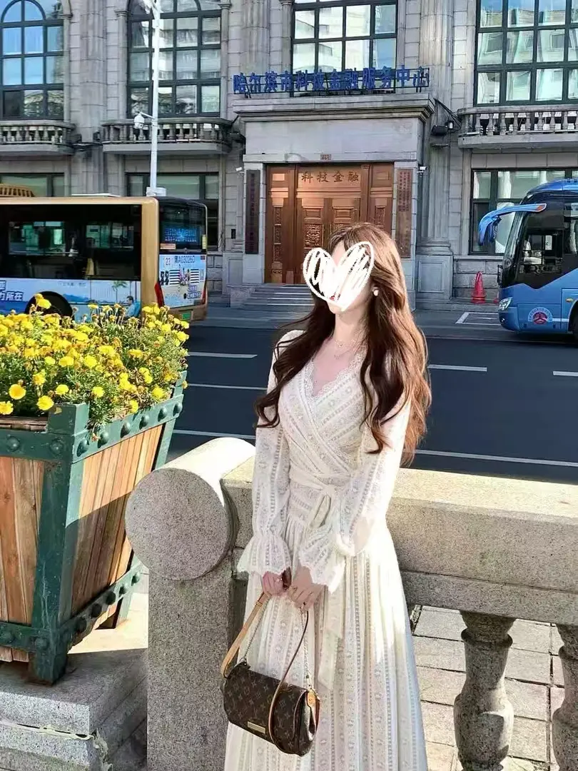 法式复古修身显瘦长袖蕾丝连衣裙女秋冬新款别致独特v领长裙8195