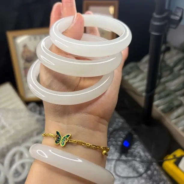 纯天然天山翠白月浅飘翠手镯