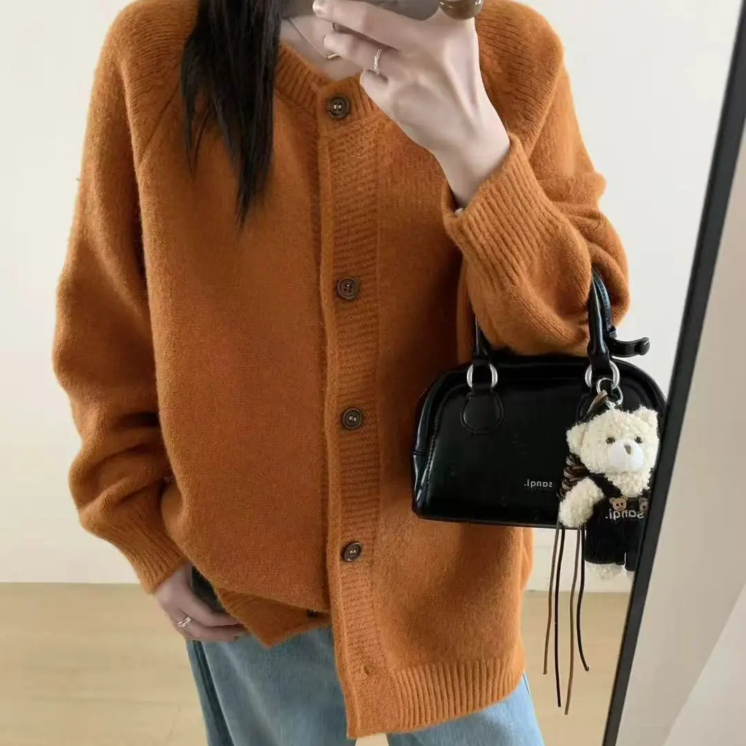 8255#卷边扣子毛衣外套（衣长66左右)
