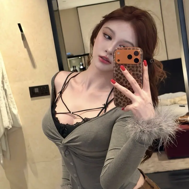 （精品韩系秋冬大v领扭结设计感打底T恤女装，实体店品质）