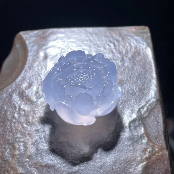 阿拉善蓝糖心玛瑙手工精雕牡丹花吊坠