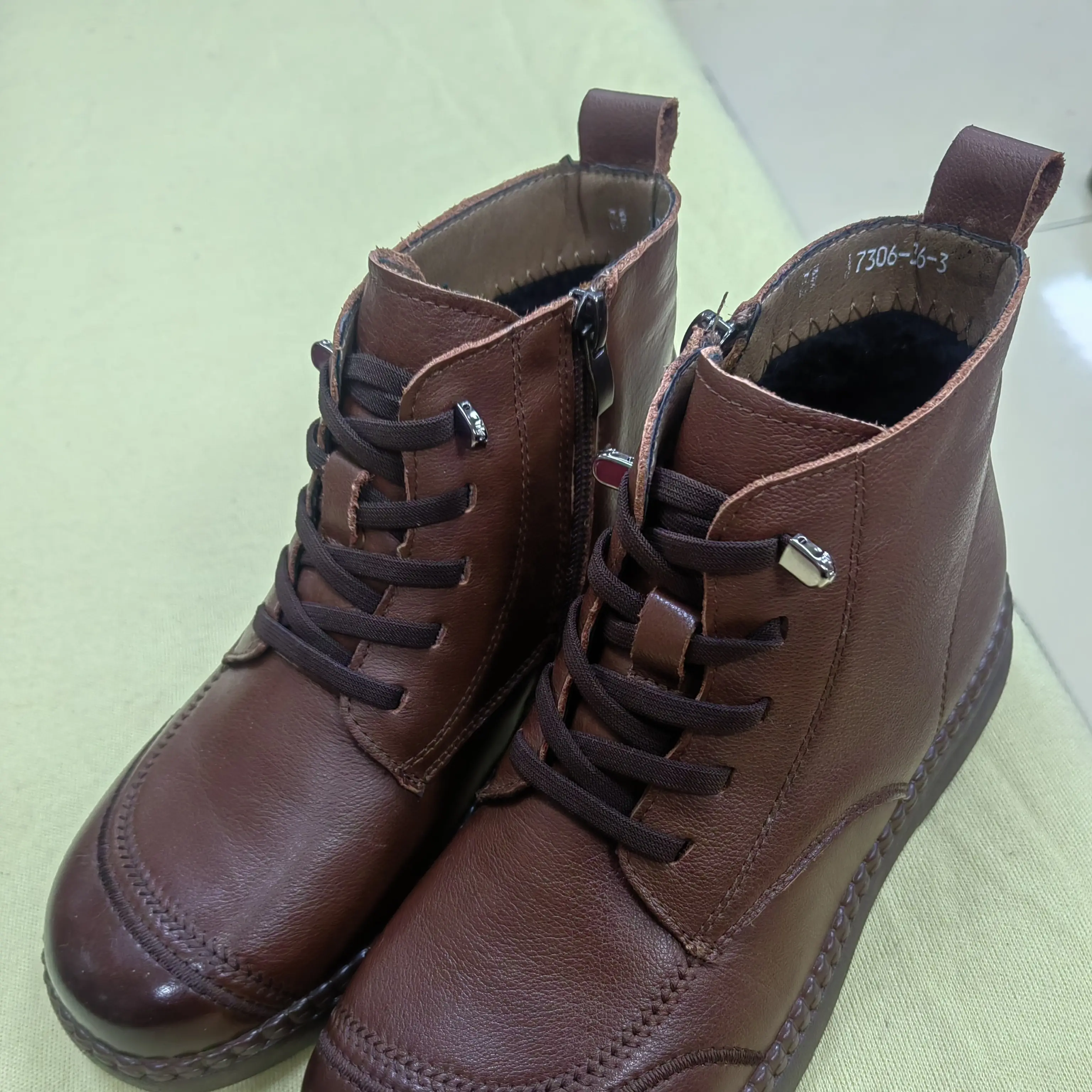 冬季新款女士软底防滑加绒保暖真皮短靴