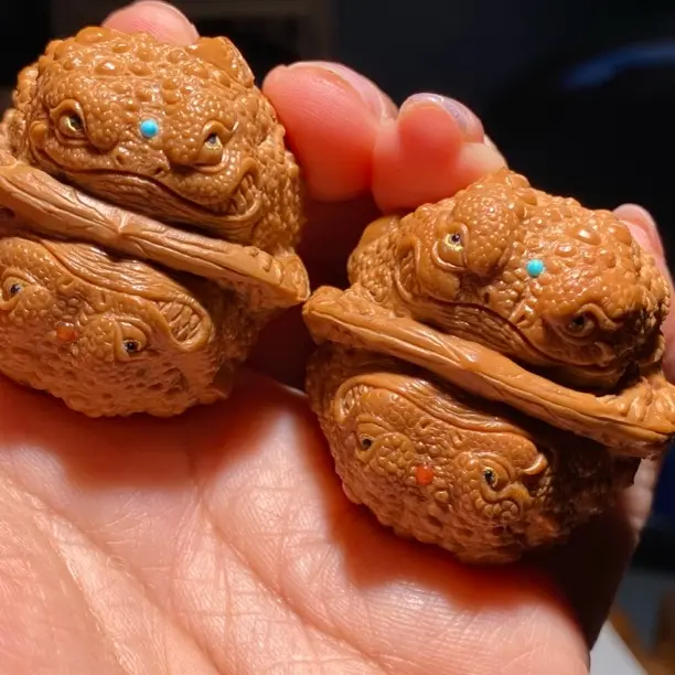 文玩核桃蛤蟆头雕刻金蟾把件