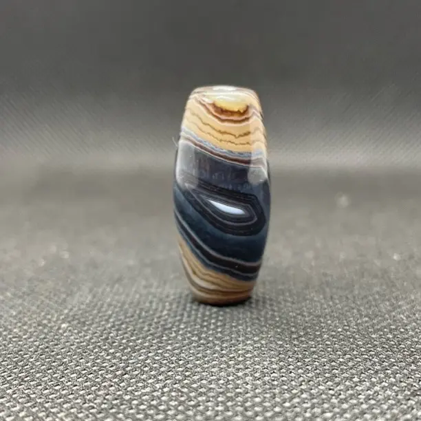 天然玛瑙缠丝蓝沁水晶玛瑙共生，直径13.9mm对孔30.3mm